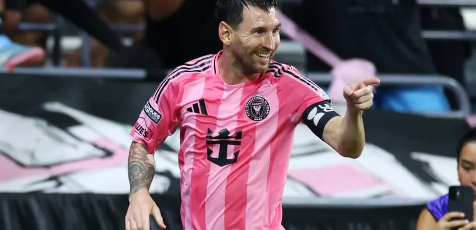 Jugador celebrando un gol en el partido