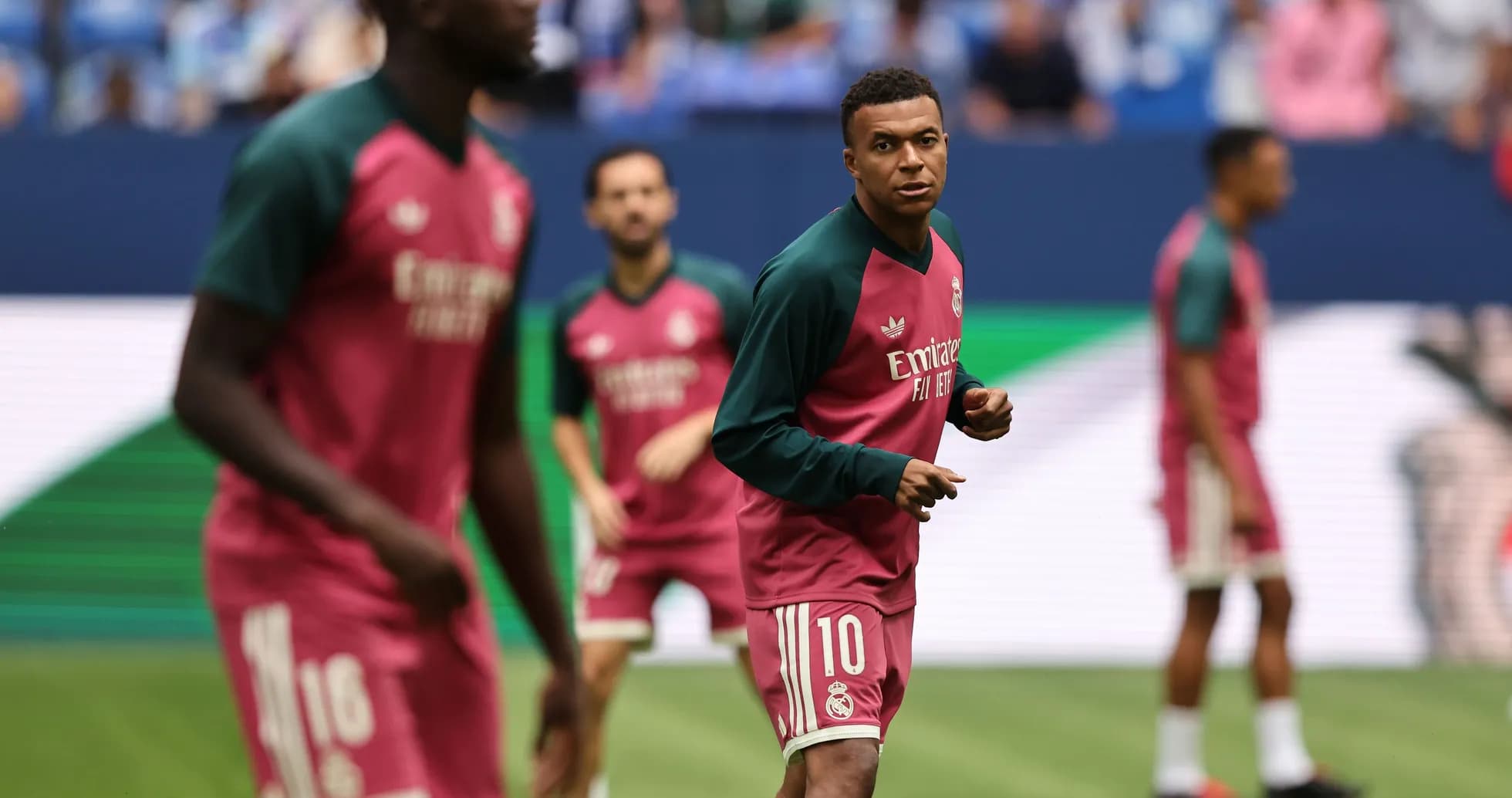 Jugadores de Real Madrid calentando antes del partido