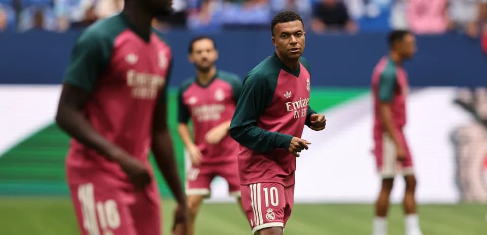 Jugadores de Real Madrid calentando antes del partido