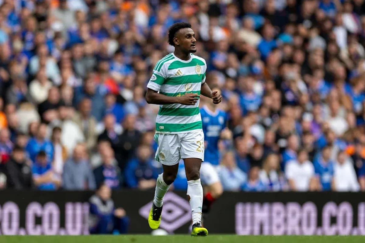 Jugador de Celtic corriendo en el partido