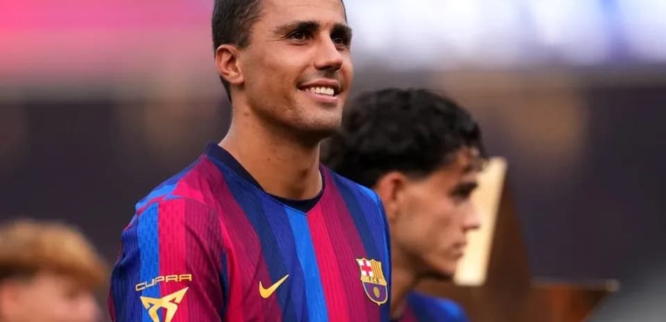 Jugador de Barça sonriendo en ceremonia de premiación