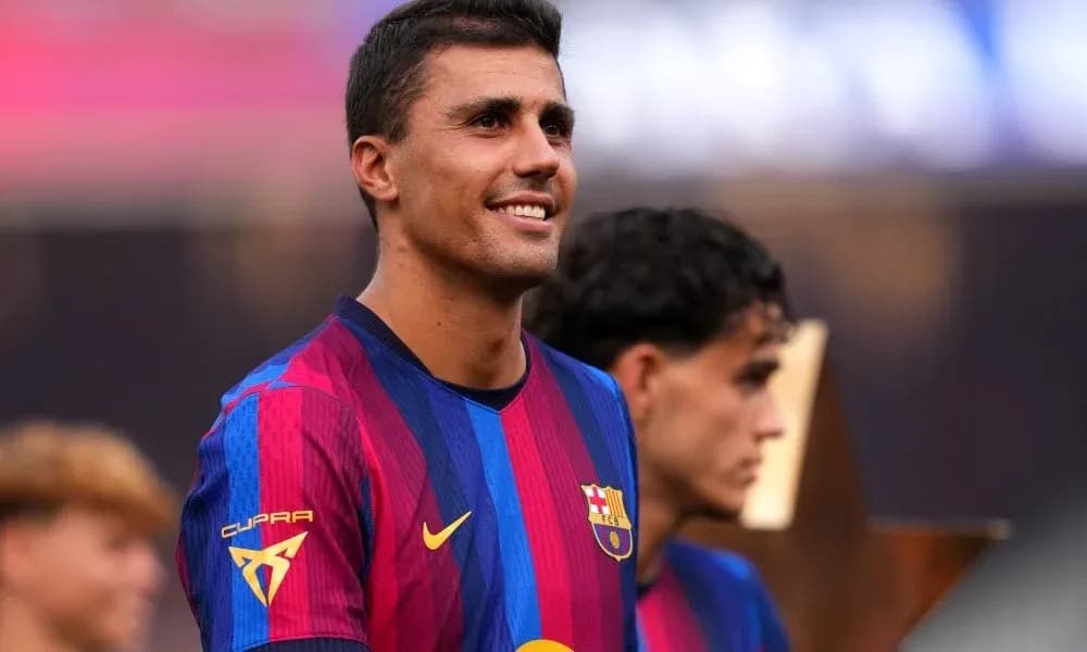 Jugador de Barça sonriendo en ceremonia de premiación