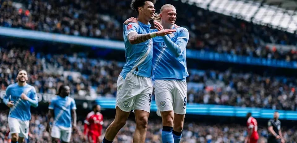 Jugadores de Manchester City celebrando un gol