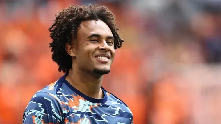 Jugador sonriente en el calentamiento previo al partido