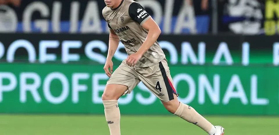 Jugador con balón durante un partido de fútbol