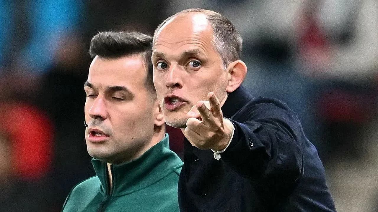 Entrenador dando instrucciones durante el partido