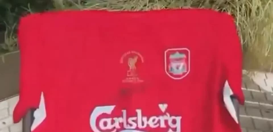 Camisa roja de Liverpool con logo de Carlsberg