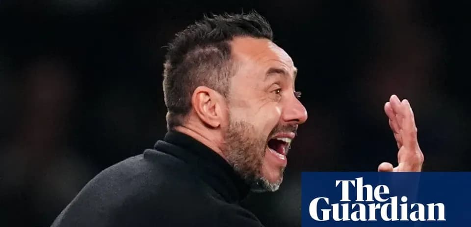 Entrenador dirigiendo a su equipo durante el partido