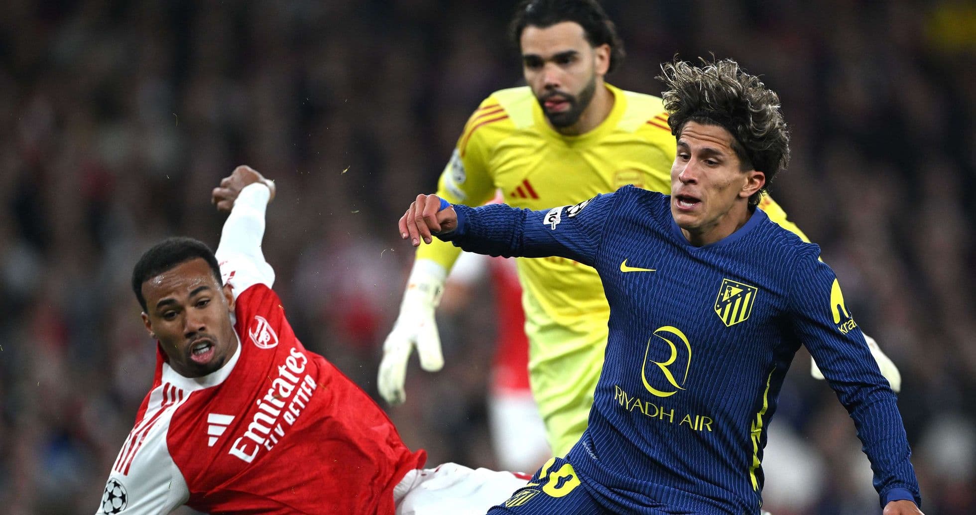 Un jugador de Arsenal cae ante un rival del Atlético