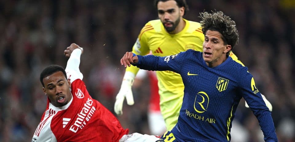 Un jugador de Arsenal cae ante un rival del Atlético