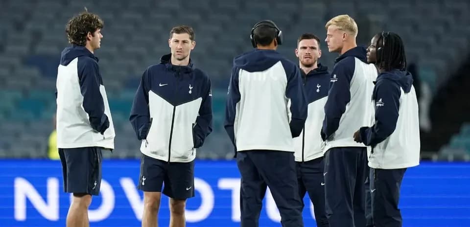 Jugadores de Tottenham conversando en el campo