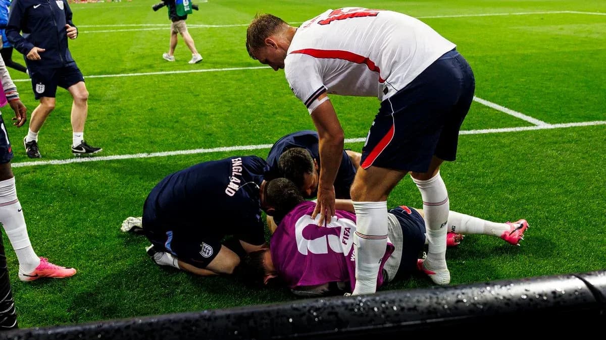 Jugadores de Inglaterra atendiendo a un compañero caído
