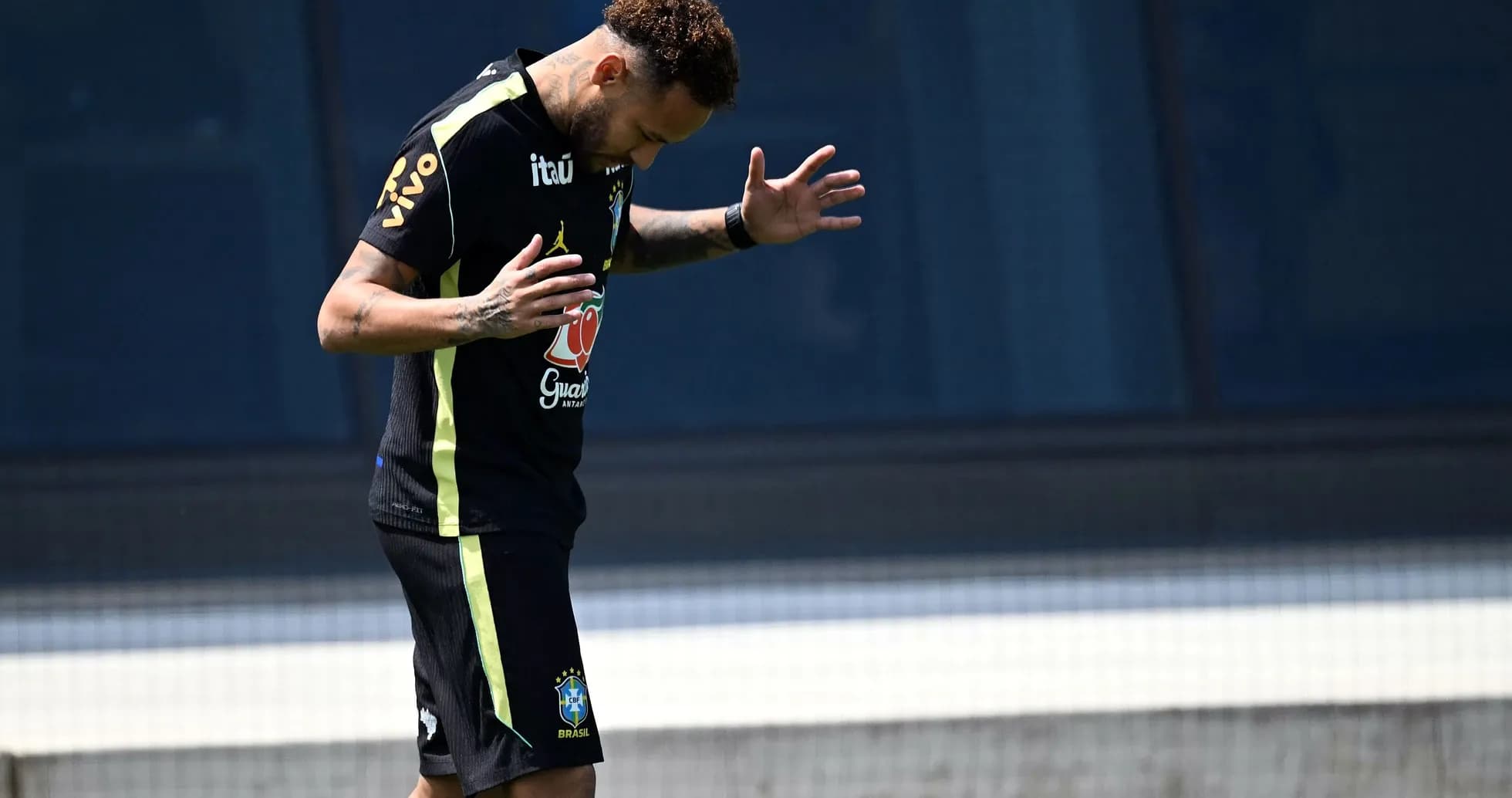 Neymar entrenando solo en la cancha