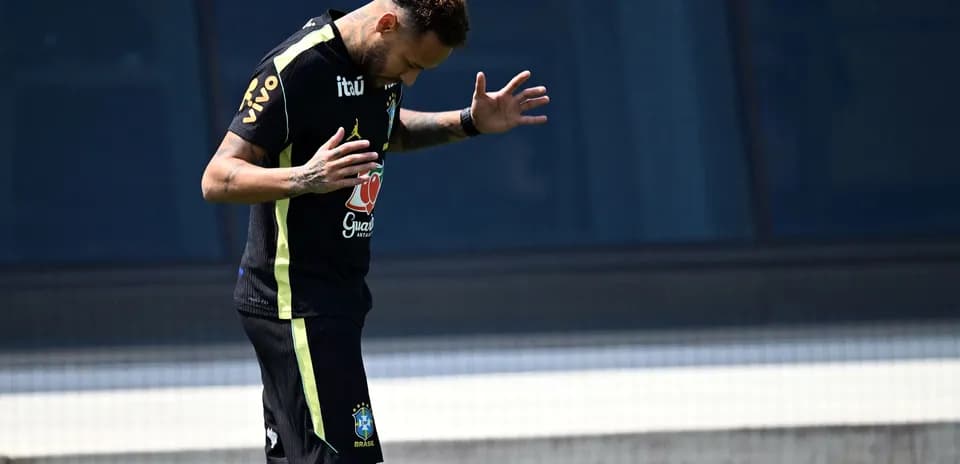 Neymar entrenando solo en la cancha