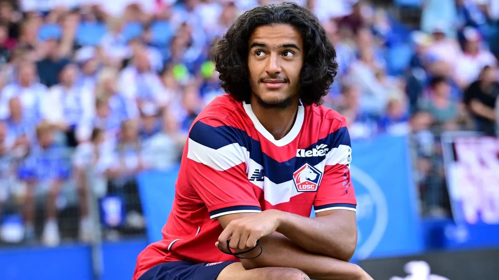 Jugador de Lille sentado en el campo durante el partido