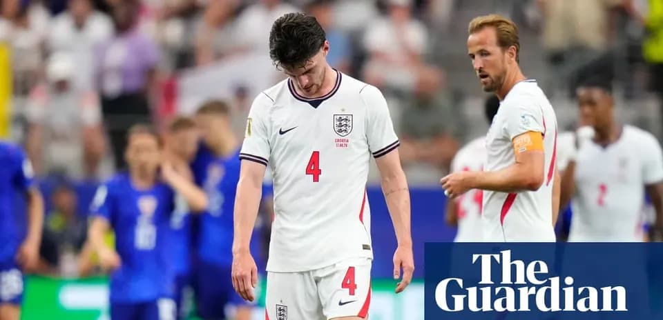 Jugadores de Inglaterra caminando tras una derrota