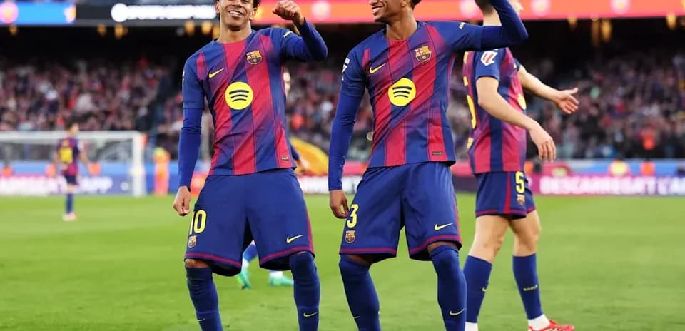Jugadores del Barcelona celebrando en el campo