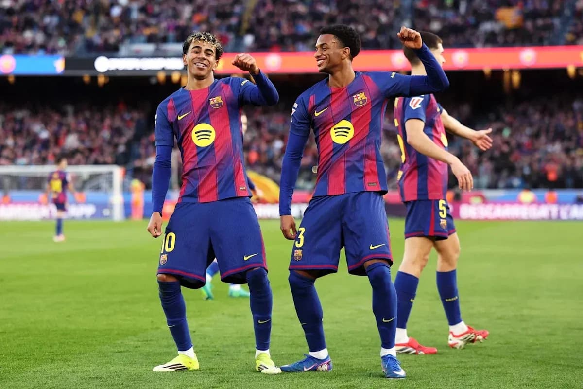 Jugadores del Barcelona celebrando en el campo