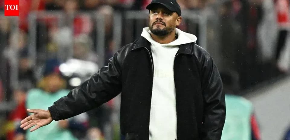 Entrenador gesticulando durante el partido en el estadio