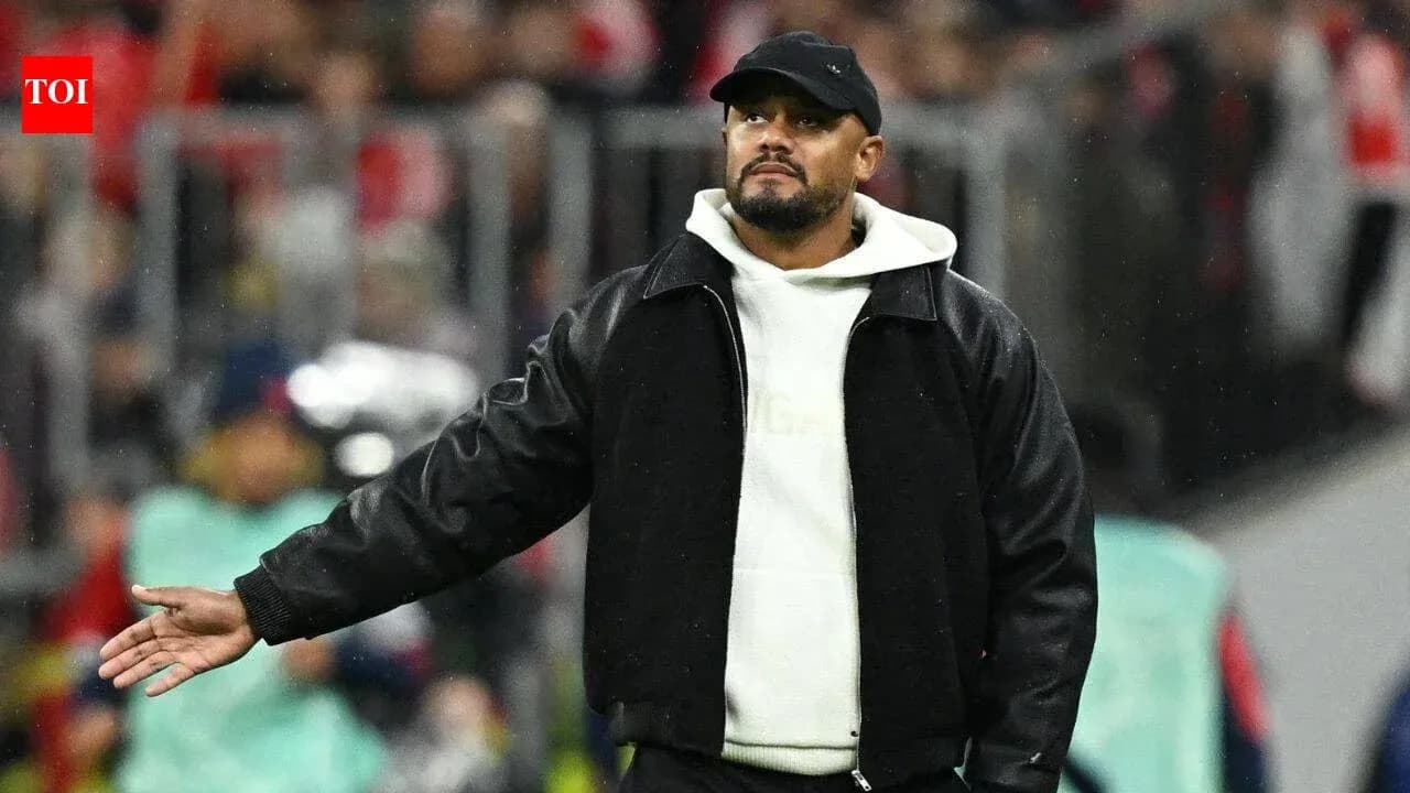 Entrenador gesticulando durante el partido en el estadio