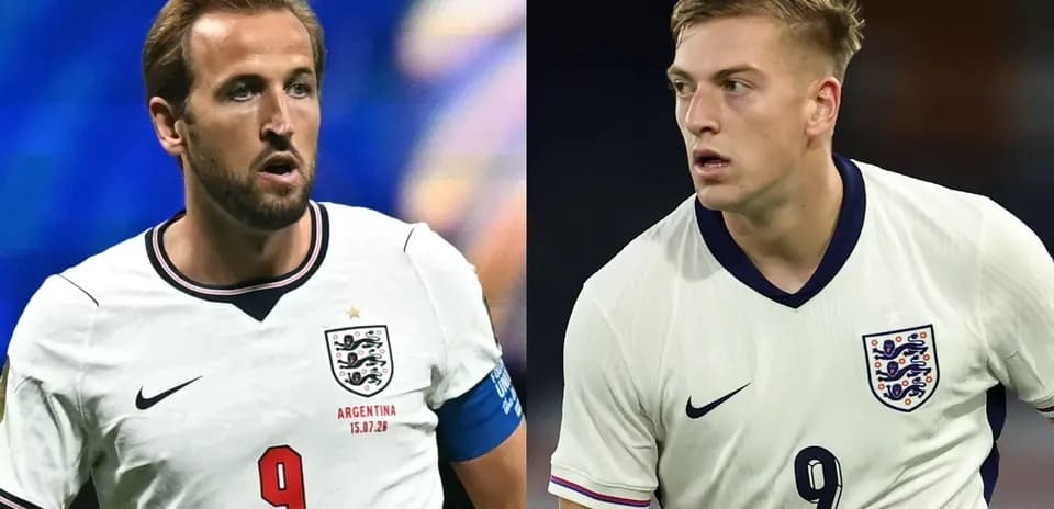 Dos jugadores de Inglaterra en uniforme durante partido