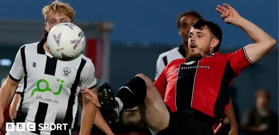Jugador en caída tras un choque con el balón