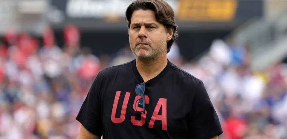 Entrenador caminando en el campo durante un partido