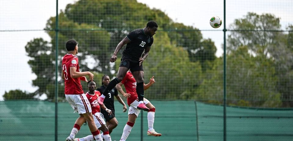Jugador saltando para cabecear el balón durante entrenamiento