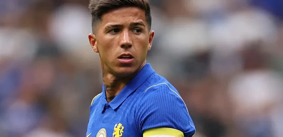 Jugador con banda de capitán en partido de fútbol