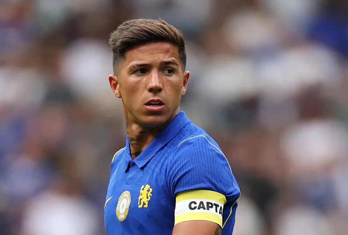 Jugador con banda de capitán en partido de fútbol