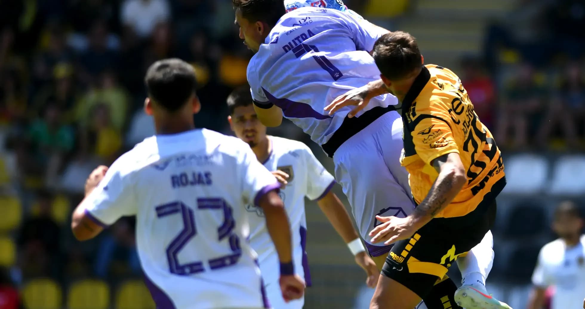 Jugador atrapando el balón en un partido