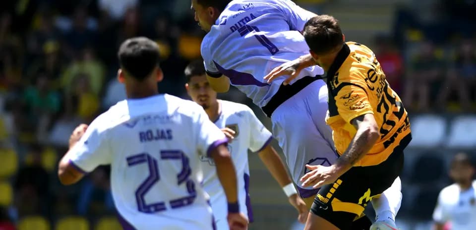 Jugador atrapando el balón en un partido