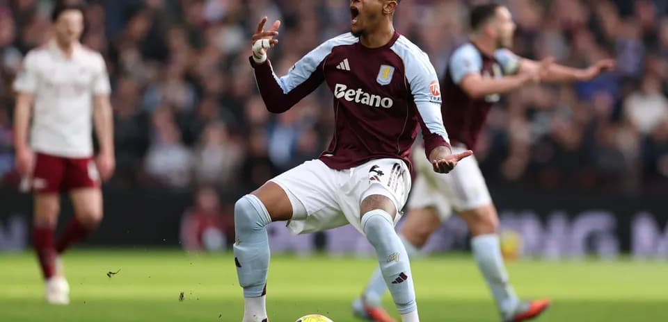 Jugador de Aston Villa celebrando en el campo