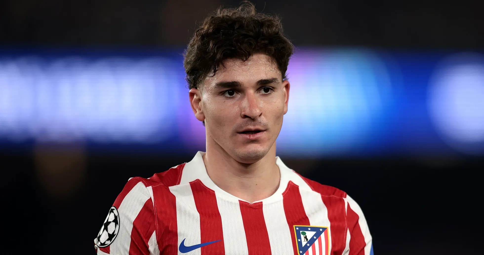 Jugador de Atlético de Madrid en uniforme durante partido