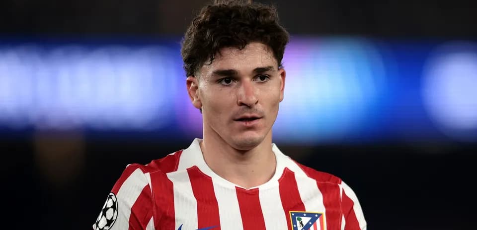 Jugador de Atlético de Madrid en uniforme durante partido