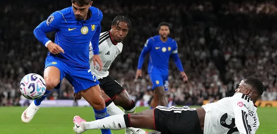 Jugador de Chelsea driblando a un defensor de Fulham