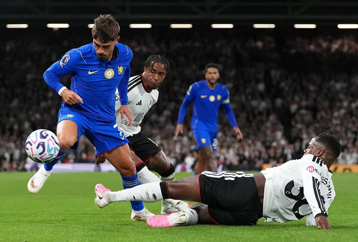 Jugador de Chelsea driblando a un defensor de Fulham