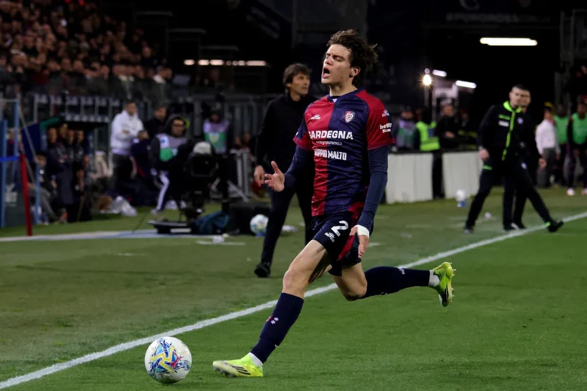 Jugador de Cagliari celebrando un gol en el campo