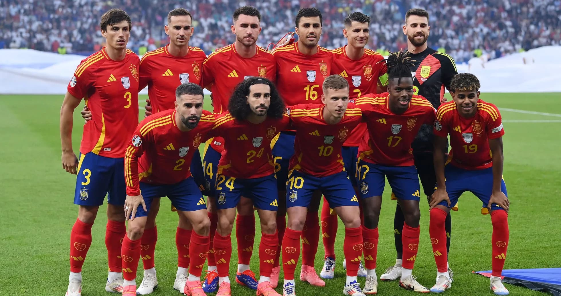 Equipo de fútbol de España posando en el campo
