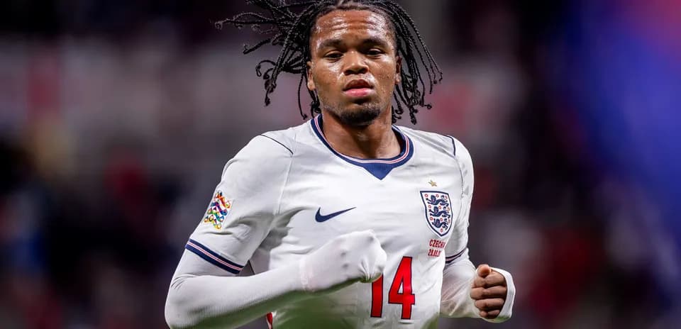 Jugador de Inglaterra corriendo en camiseta blanca