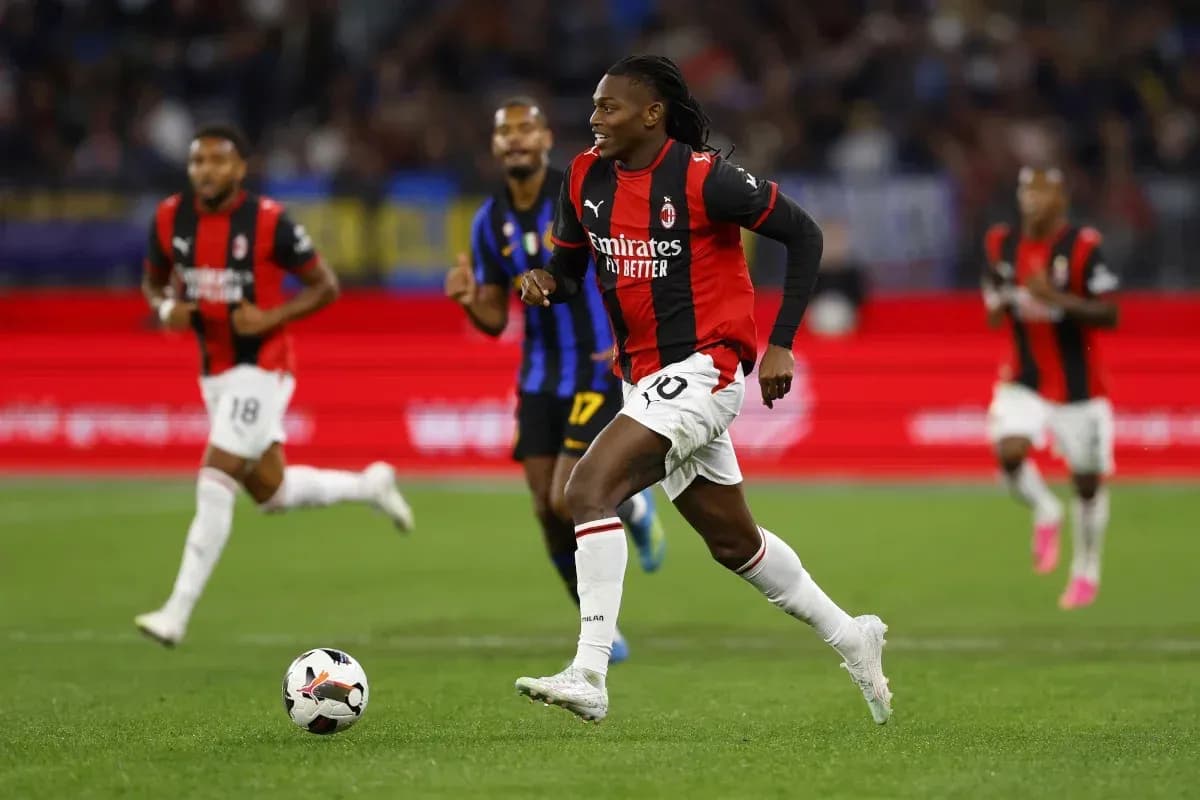 Jugador de AC Milan corriendo con el balón en el campo