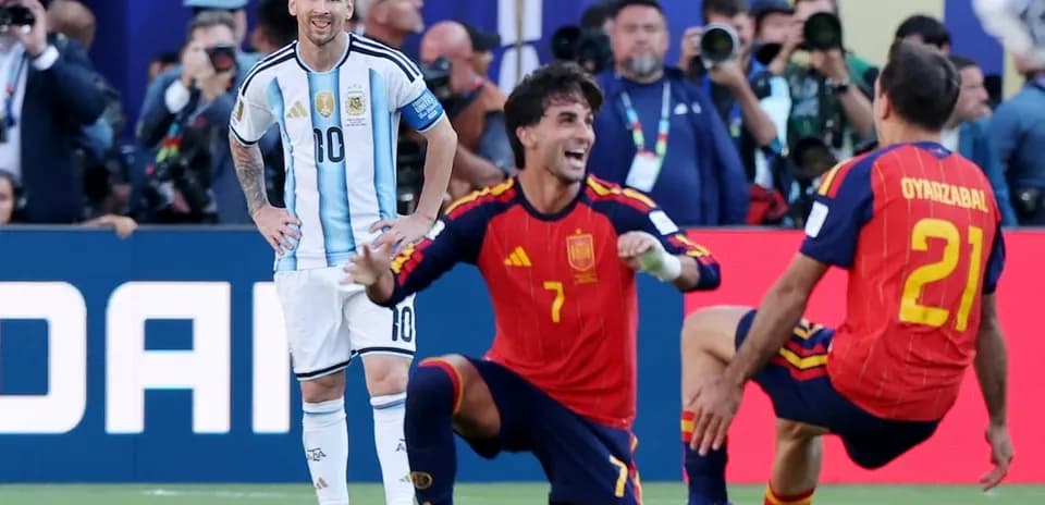 Lionel Messi riendo durante el partido