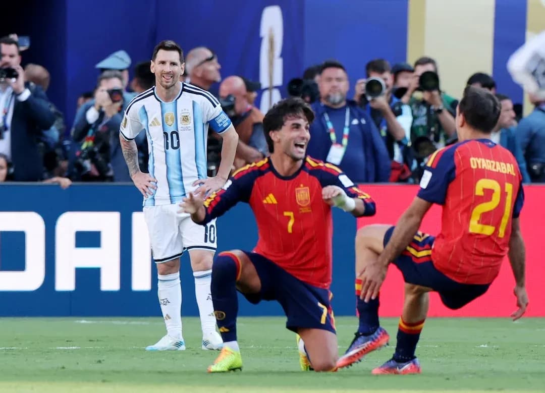 Lionel Messi riendo durante el partido