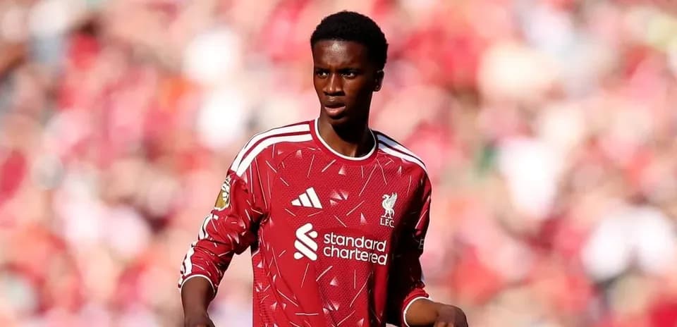 Jugador de Liverpool en campo durante el partido