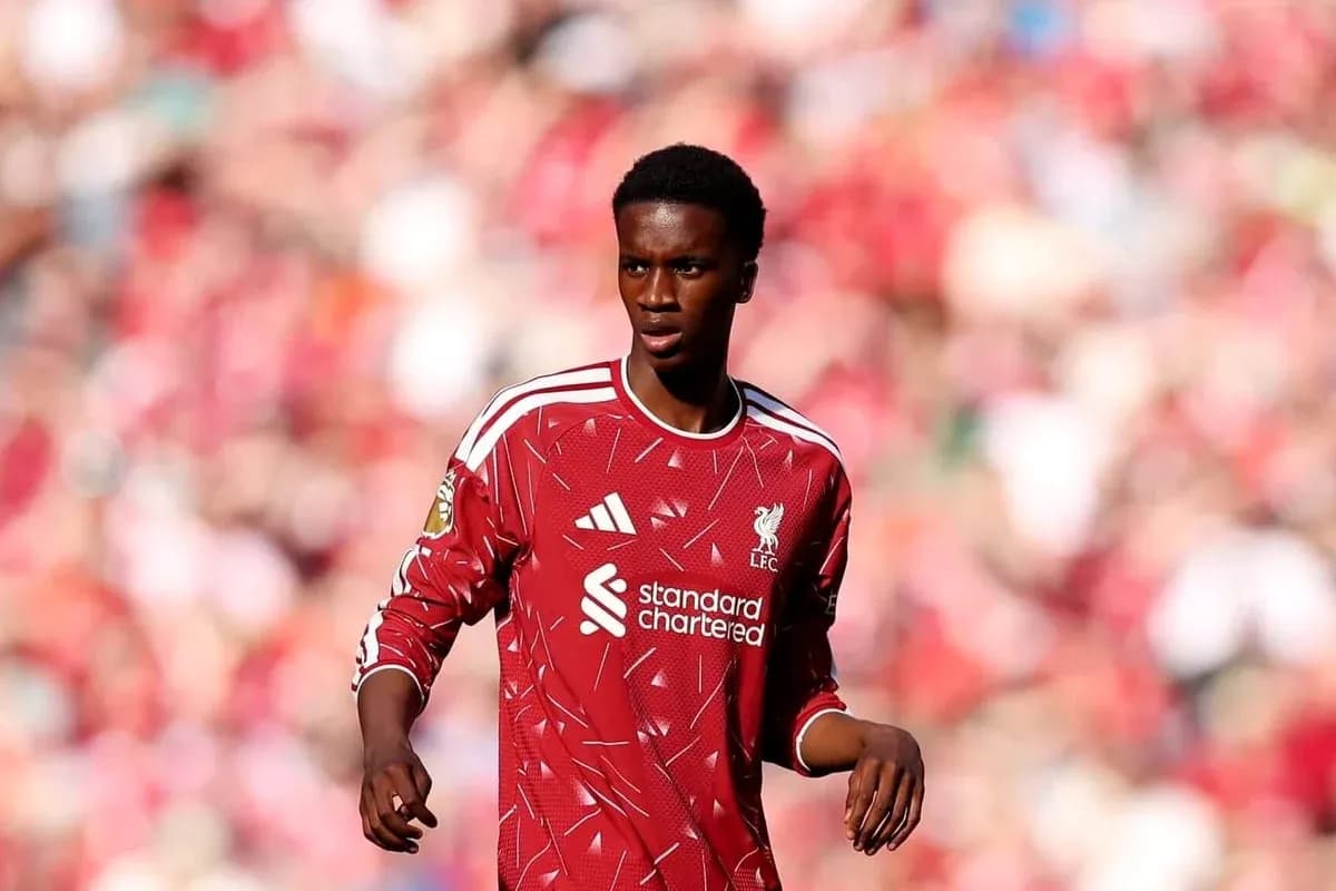 Jugador de Liverpool en campo durante el partido