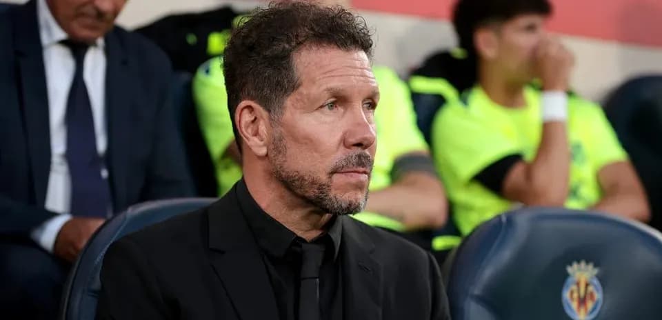 Entrenador en el banquillo durante el partido