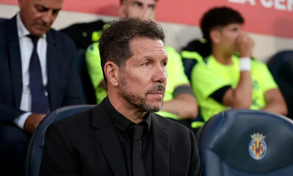 Entrenador en el banquillo durante el partido