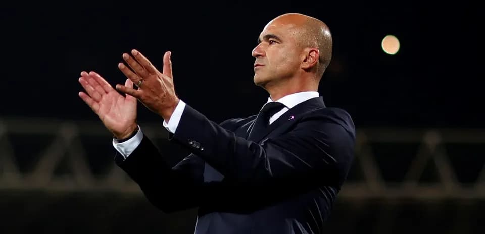 Entrenador aplaudiendo durante un partido de fútbol