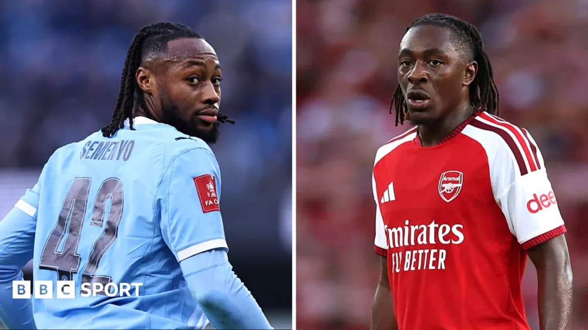 Dos jugadores de fútbol en sus camisetas de equipo