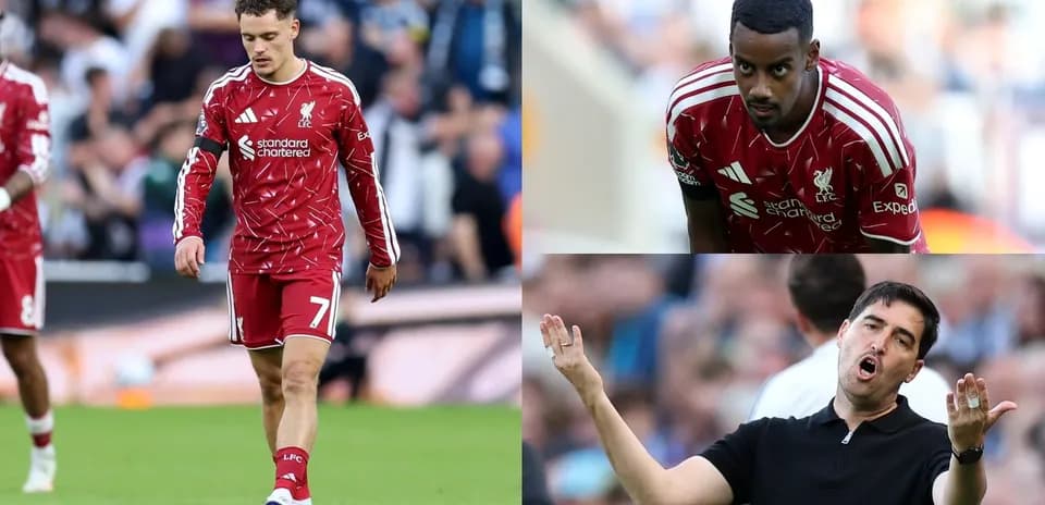 Jugadores de Liverpool en partido, entrenador gesticulando